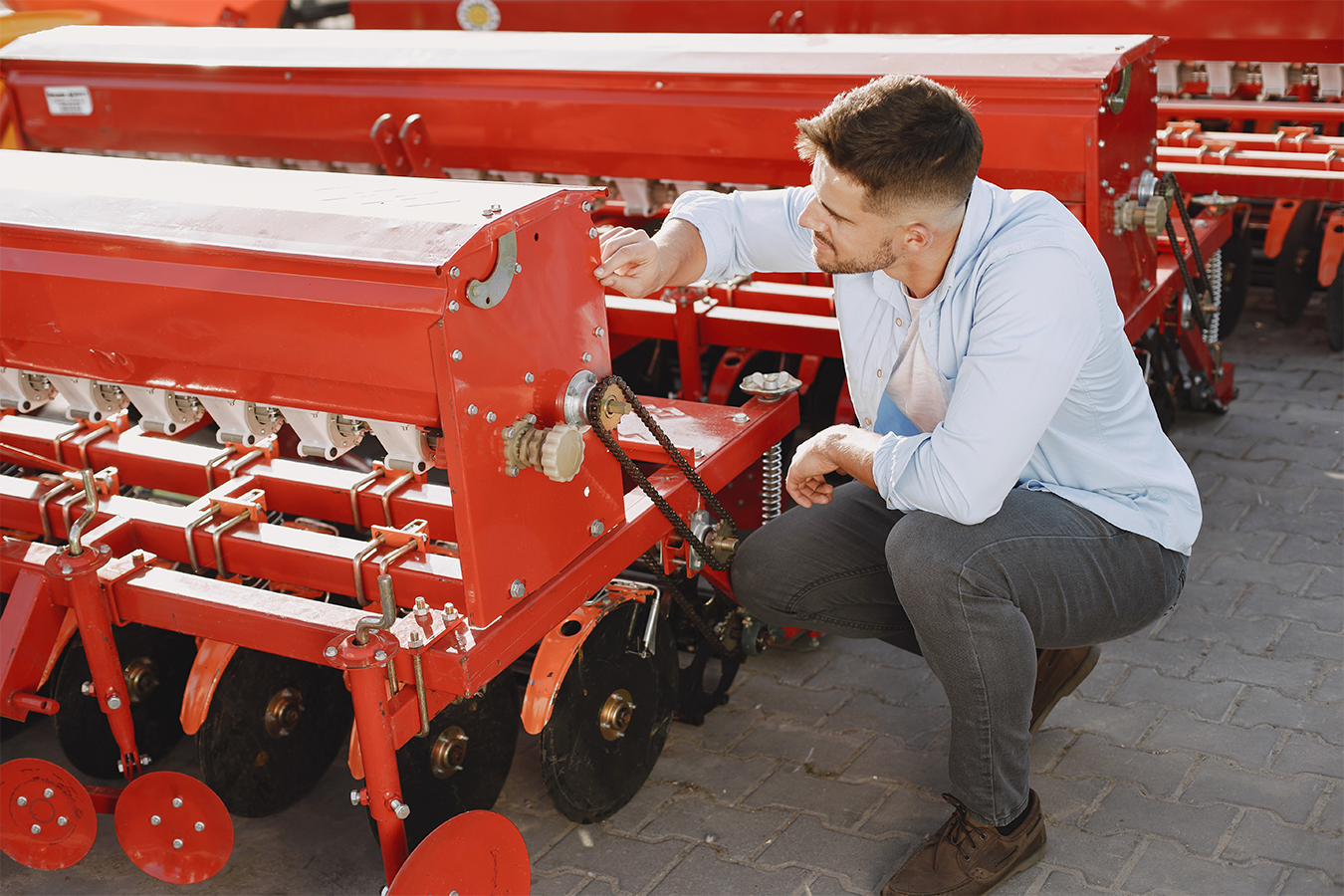 Mezőgazdasági gépésztechnikus egy mezőgazdasági gépet ellenőriz