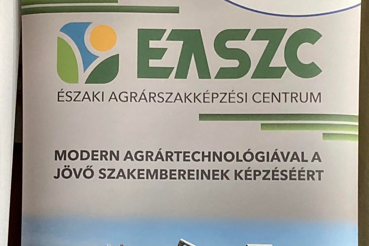 Az Északi Agrárképzési Centrum logójával ellátott cégtábla, magyar nyelvű szöveggel, amely részletezi a korszerű agrártechnológiai képzést leendő szakemberek számára.