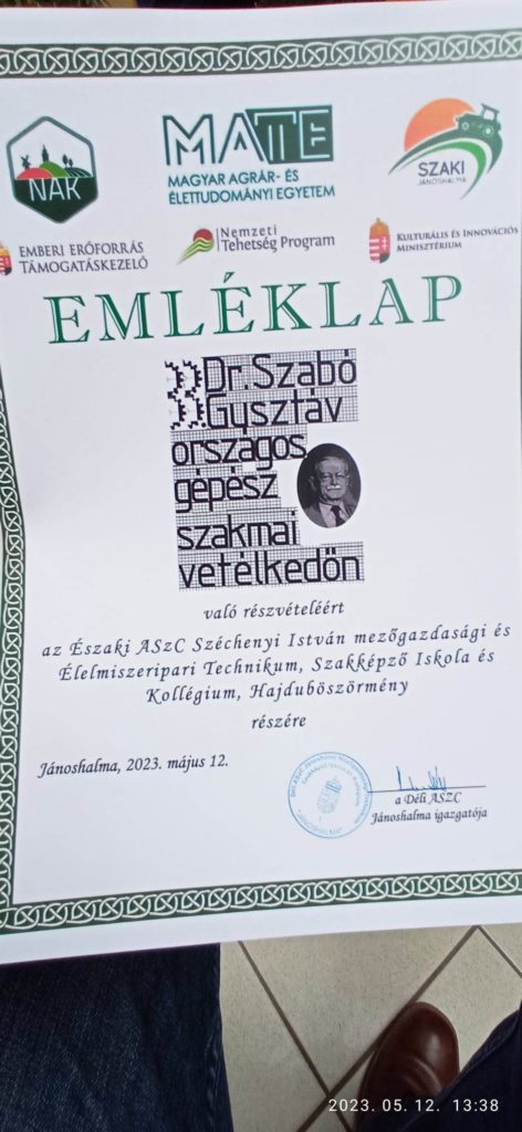 2023. május 12-i keltezésű, szöveges és képekkel ellátott magyar program oklevele, amely logókat, dekoratív szegélyeket és egy személyről készült fekete-fehér fényképet tartalmaz.
