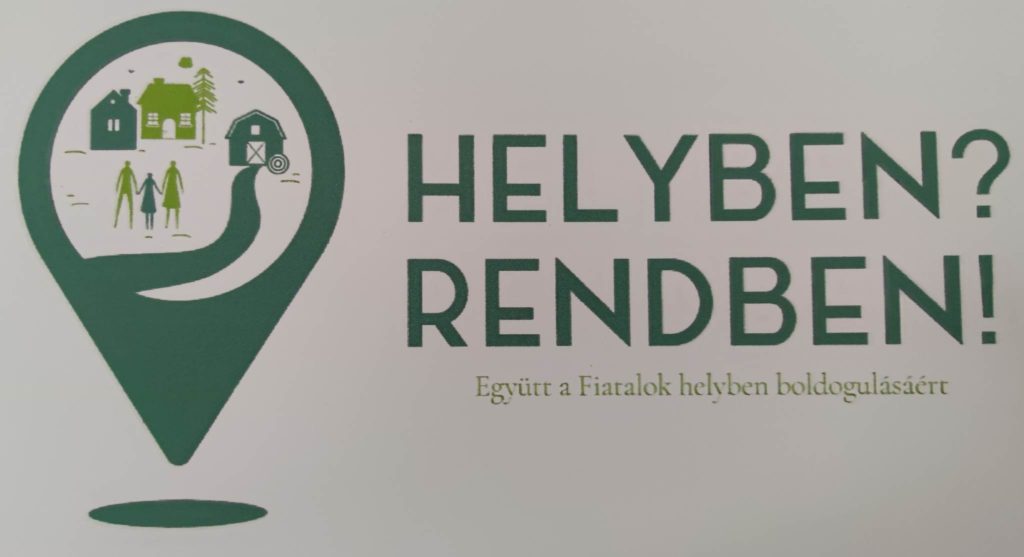 A képen egy logó látható egy családot és házakat tartalmazó helymeghatározó gombostű ikonnal, mellette magyarul: "HELYBEN? RENDBEN! Együtt a Fiatalok helyben boldogulásáért".