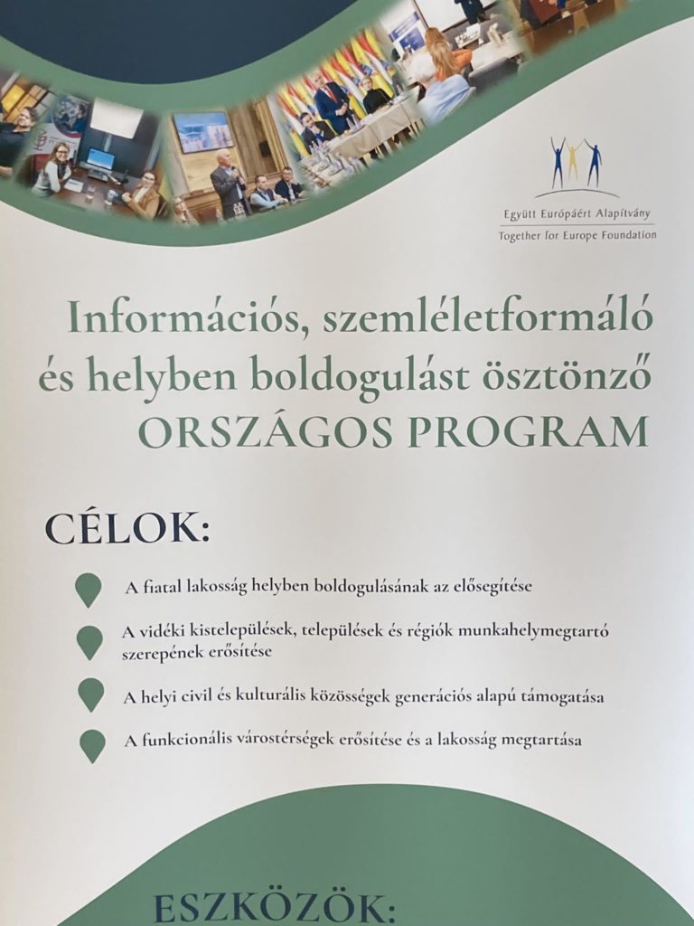 Az „Országos Program” plakátja magyar nyelvű címmel, valamint különféle találkozó- és bemutatójelenetek képeivel. A program célja a helyi jólét elősegítése, a fiatalok boldogságának támogatása, a vidéki térségek újjáélesztése és a közösségek megerősítése.