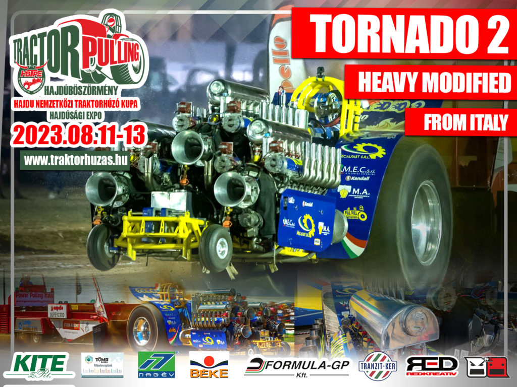 Élénk plakát, amely egy traktorhúzó eseményt hirdet, amelyen az olasz "Tornado 2" nehéz, módosított traktor látható. Az esemény 2023. augusztus 11-13-ig, Hajdúböszörményben zajlik. A plakáton szponzorlogók és nagy teljesítményű módosított traktorok képei találhatók.
