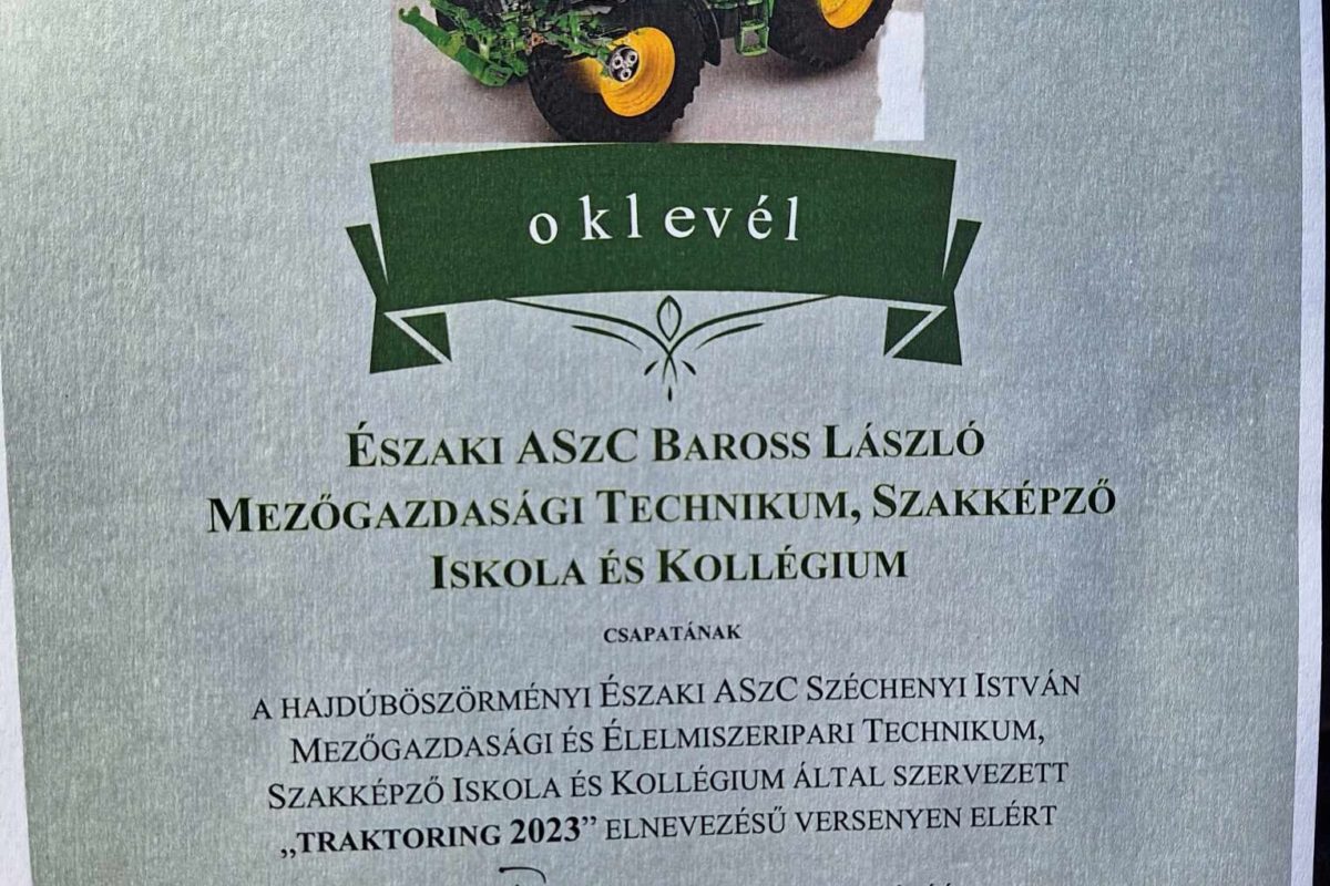 Egy zöld traktor képét tartalmazó bizonyítvány. A bizonyítvány szövege magyar nyelvű, megemlítve az Északi ASzC Baross László Mezőgazdasági Technikum csapatát és a "TraktorING 2023" versenyen elért eredményét. Az igazolás 2023. augusztus 12-én kelt.