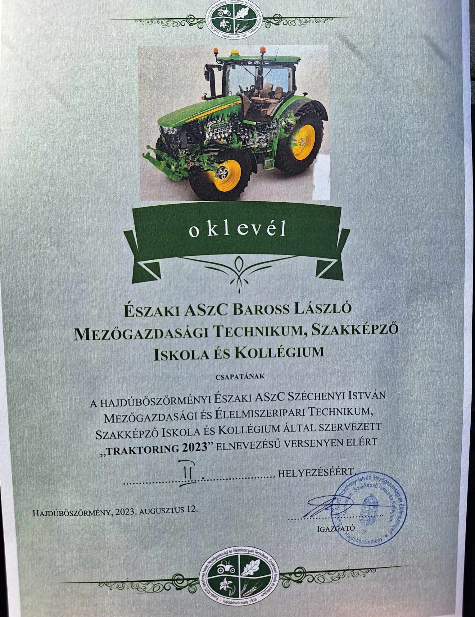Egy zöld traktor képét tartalmazó bizonyítvány. A bizonyítvány szövege magyar nyelvű, megemlítve az Északi ASzC Baross László Mezőgazdasági Technikum csapatát és a "TraktorING 2023" versenyen elért eredményét. Az igazolás 2023. augusztus 12-én kelt.