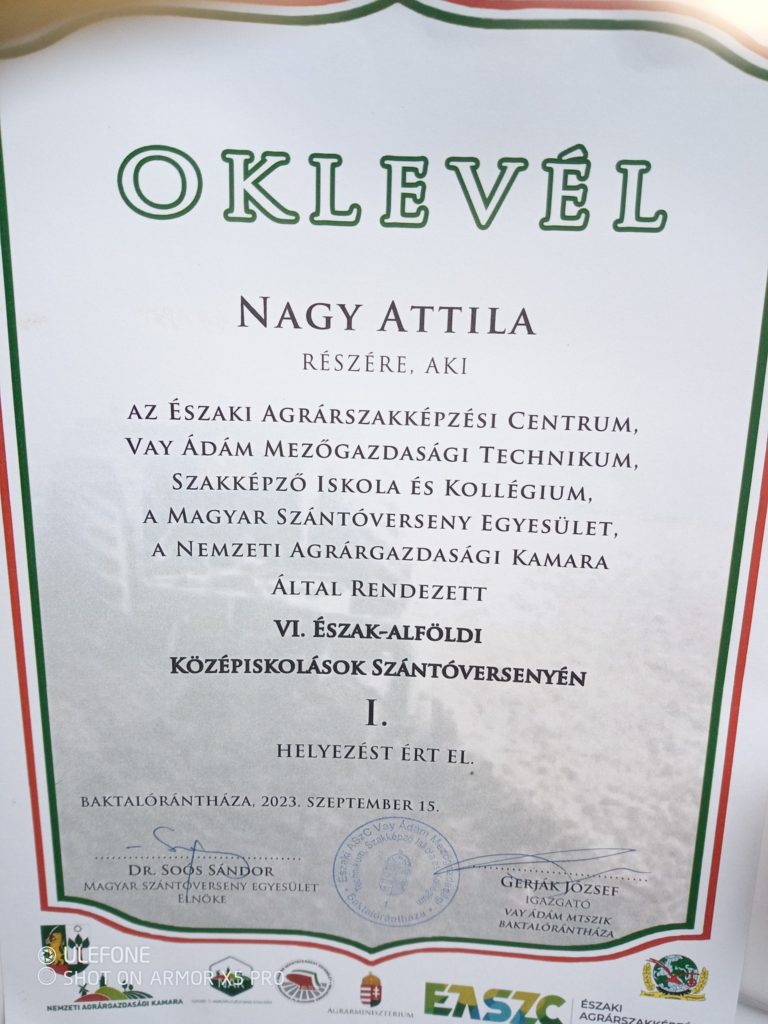 Zöld-fehér szegélyű oklevelet kap Nagy Attila a regionális középiskolai szántóversenyen elért első helyezésért. A díjat több szervezet adományozza, köztük az Északi Agrárszakképzési Centrum. Az időpont 2023. szeptember 15.