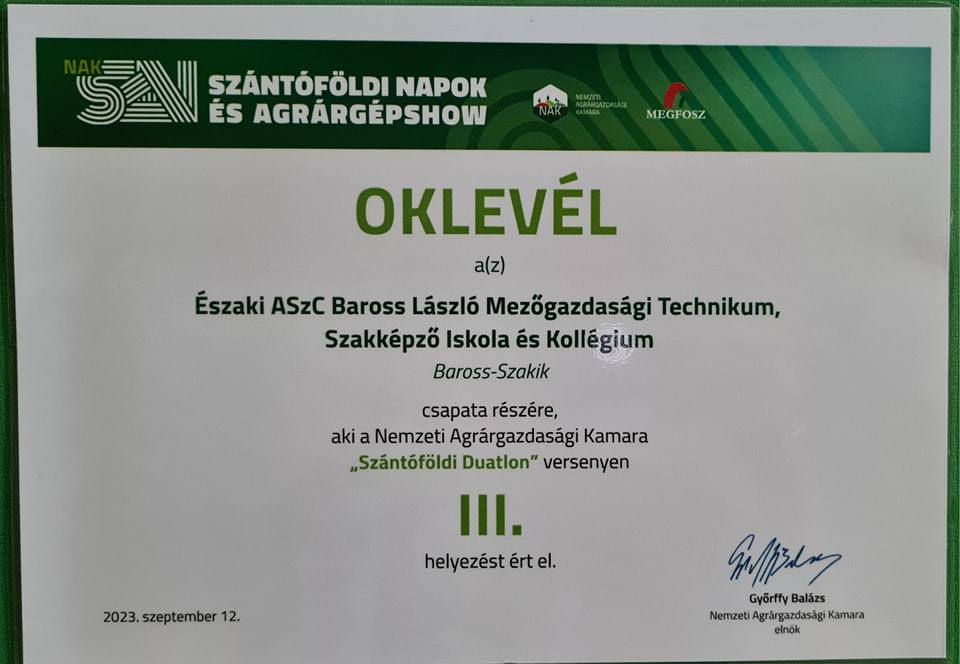 A Nemzeti Agrárkamara által odaítélt oklevél a „Szántóföldi Duatlon” versenyről. Az Északi ASzC Baross László Mezőgazdasági Technikum csapatának adják át, ezzel 3. helyezést értek el. Kelt: 2023. szeptember 12.