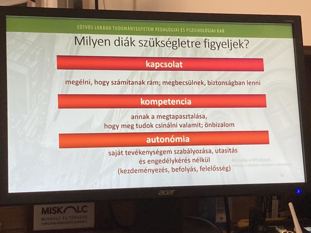 A prezentációs dia megjelenik a számítógép képernyőjén. A dia magyar nyelven arról szól, hogy a tanulóknak mire van szüksége: kapcsolatra (kapcsolatra), kompetenciára (feladatok megértése, képesnek érezni magát), autonómiára (saját tevékenységük szabályozása, felelősségvállalás és szabadság).