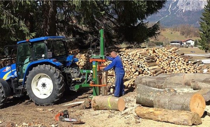 erdészeti felkészítő gépek kezelője munka közben