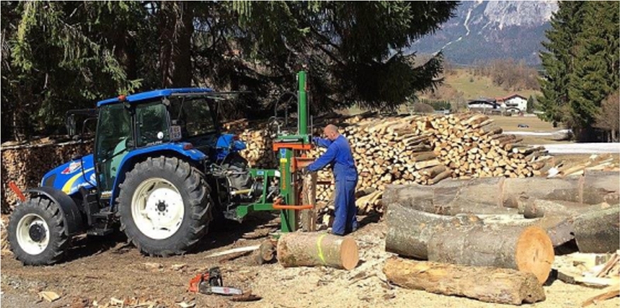 erdészeti felkészítő gépek kezelője munka közben