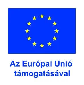 Az Európai Uniót jelképező kék zászló 12 sárga csillagból álló körrel. A zászló alatt magyar nyelvű szöveg olvasható: „Az Európai Unió támogatásával”, ami azt jelenti, hogy „Az Európai Unió támogatásával.