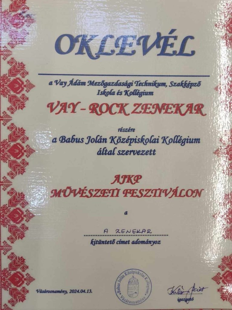 Díszes szegélyű, magyar nyelvű szöveggel ellátott bizonyítvány. A szöveg megemlíti a „Vay-Rock Zenekar”-t az „AKP Művészeti Fesztiválon” részvételéért. Az említett dátum 2024. április 13., az igazolást két személy írja alá.