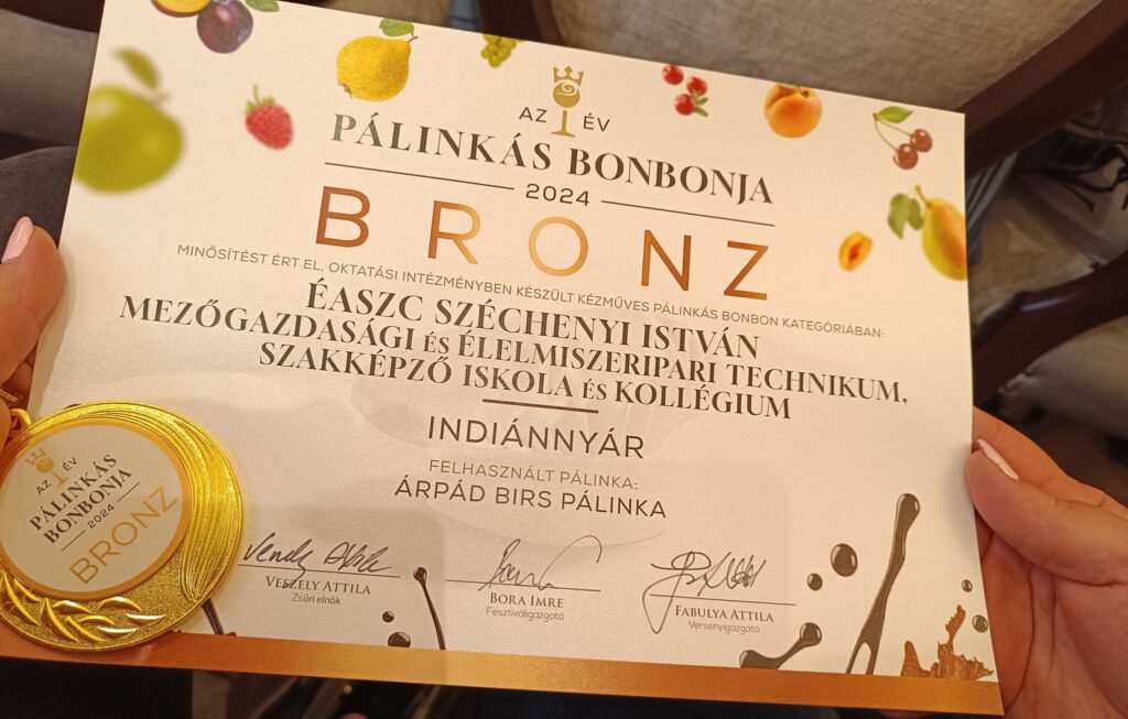 Egy személy az „Az Év Pálinkás Bonbonja 2024” verseny bronz oklevelével rendelkezik. A tanúsítványt a „Mezőgazdasági és Élelmiszeripari Technikum” kapja. A papírhoz bronzérem van csatolva.