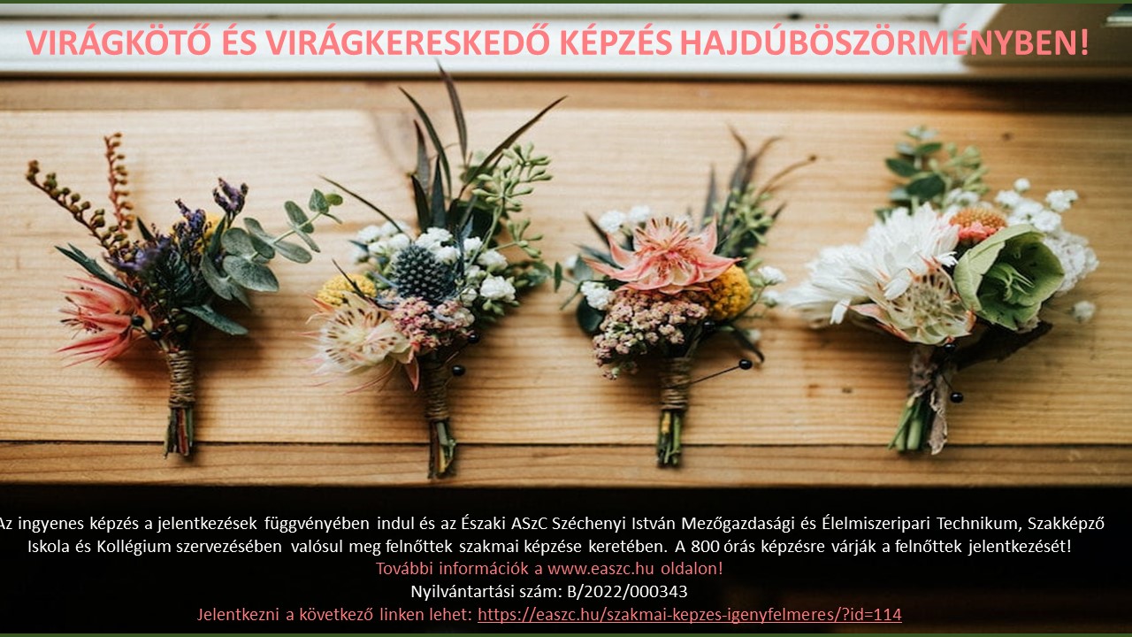 Négy virágdísz jelenik meg egy fából készült háttér előtt. A magyar nyelvű szöveg egy ingyenes, 80 órás virágkötő képzést hirdet Hajdúböszörményben, részletes tájékoztatást adva a regisztrációról és a jogosultságról. Minden csokor különböző virágokat és lombokat tartalmaz.