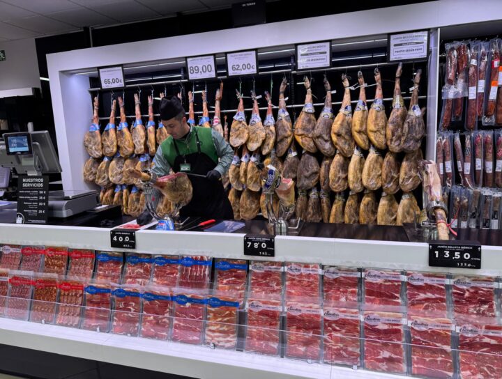 Olaszországi piacon sonkák felakasztva